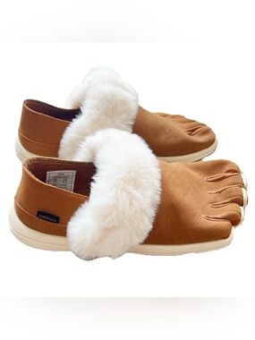 Peluva Zen 5 Toe Slip On Suede Fur Trim Shoes Tan White Women’s 9.5